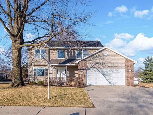 1618 Red Oak Dr, Coralville, IA 52241