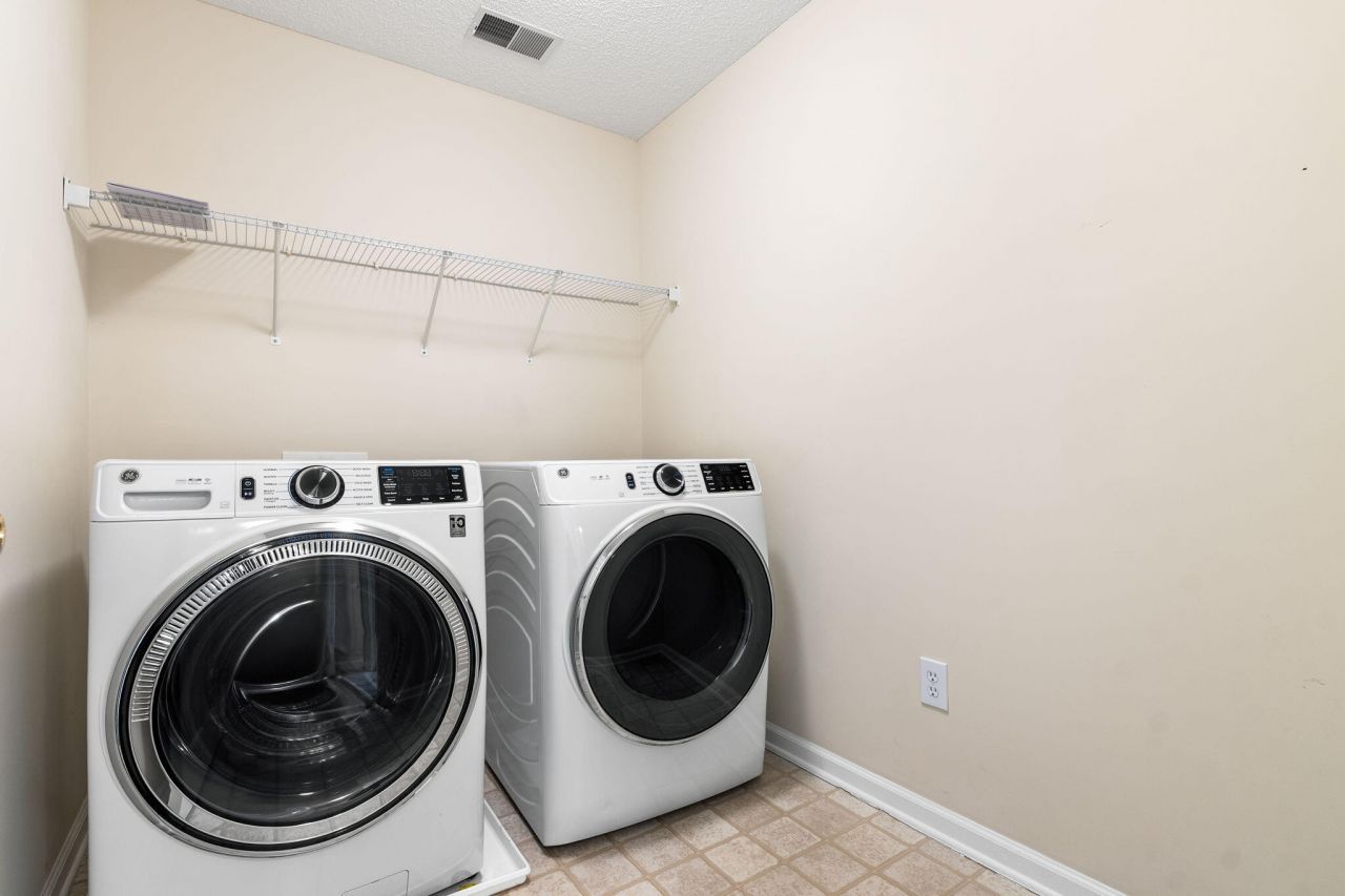 8637 Madelyn Street Photo 22