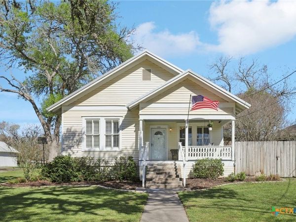 108 Kroschel Street , Hallettsville, TX 77964