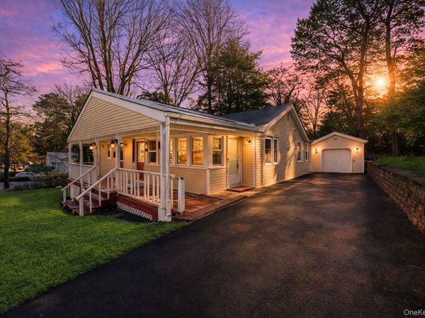 10 Pinedale Avenue , Farmingville, NY 11738