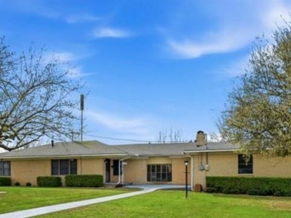 1106 Central Avenue, Bowie, TX 76230