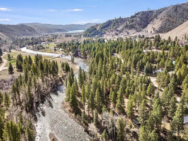 692 E Riverview Cir, Pine, ID 83647