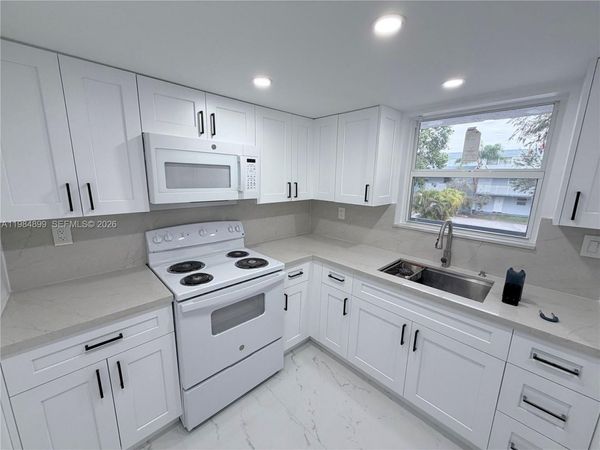 9365 Fontainebleau Blvd, Unit E218, Miami, FL 33172