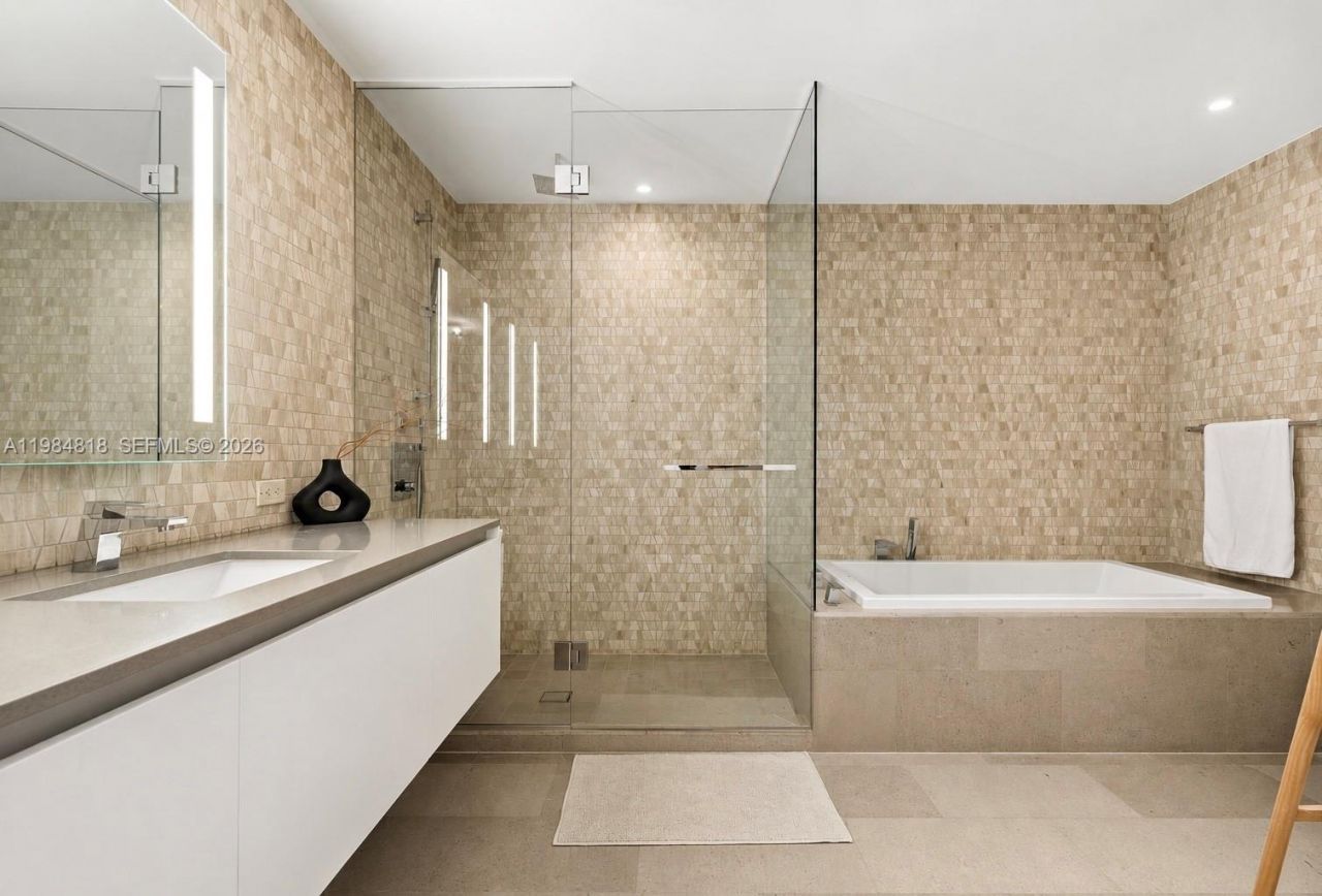 88 SW 7th St, Unit 809, Miami, FL 33130 Photo