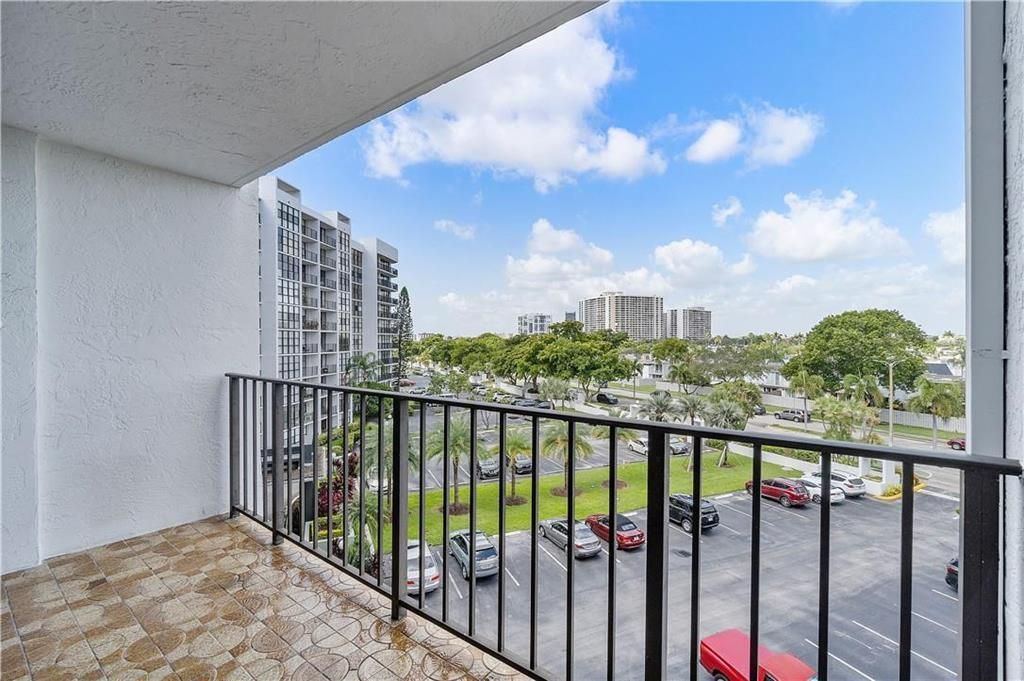 1000 Parkview Drive, Unit 507, Hallandale Beach, FL 33009 Photo