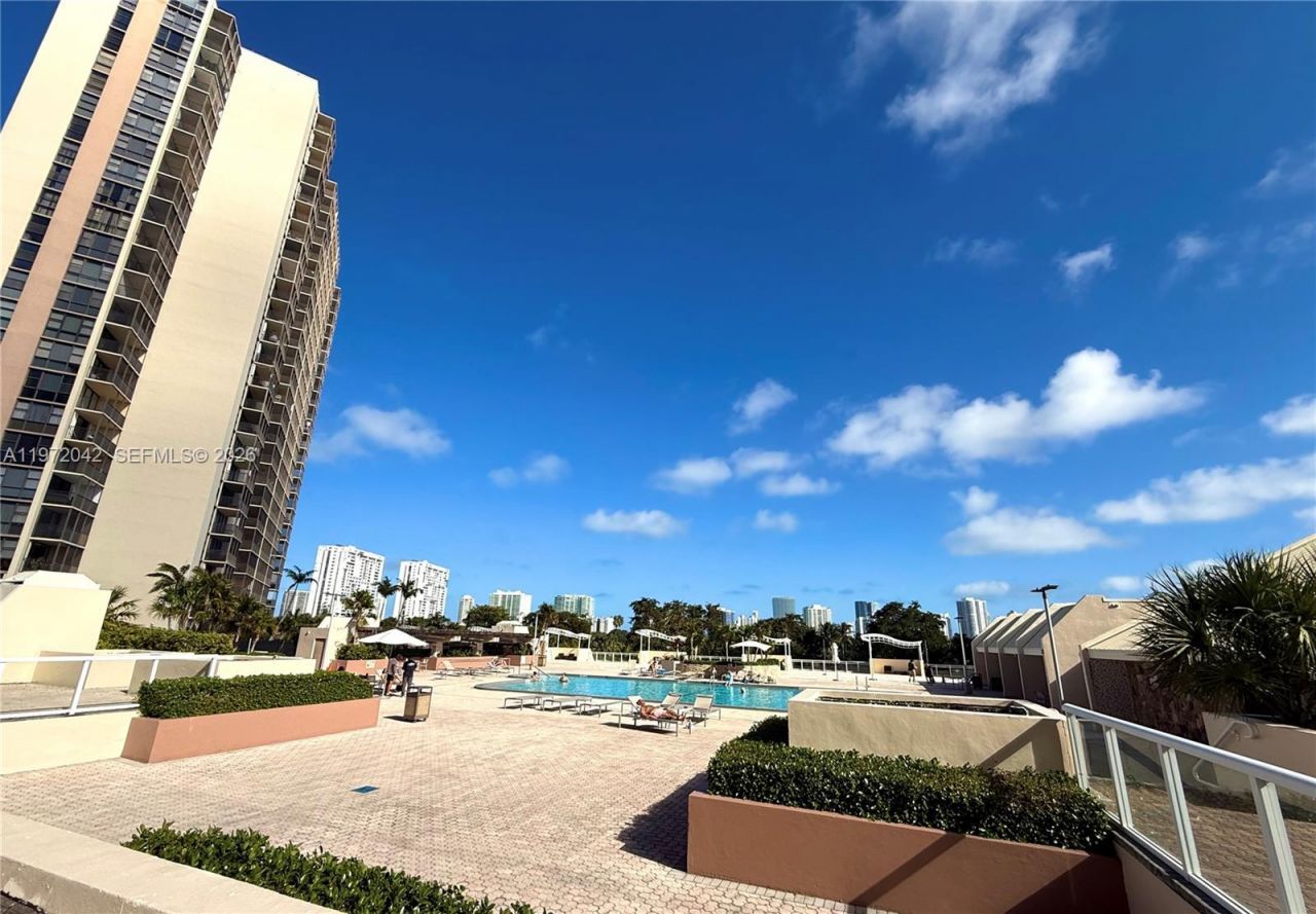 20335 W Country Club Dr , Unit 502, Aventura, FL 33180 Photo