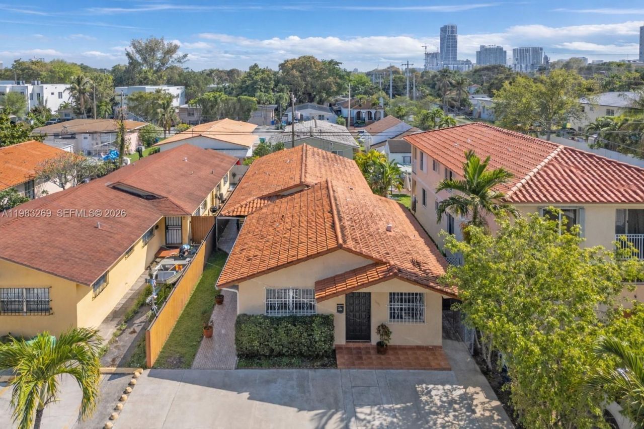 3572 SW 25th St , Miami, FL 33133 Photo