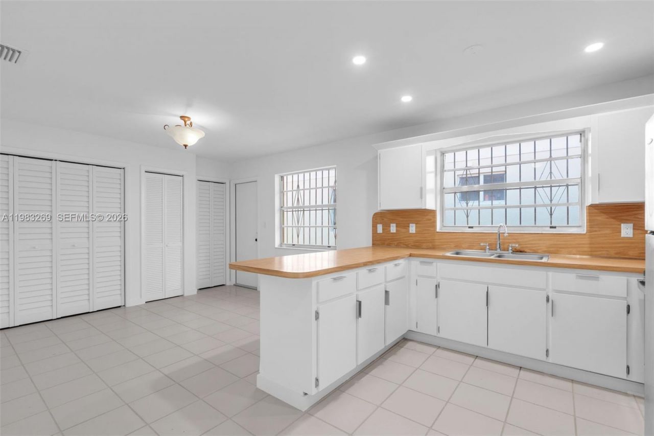 3572 SW 25th St , Miami, FL 33133 Photo