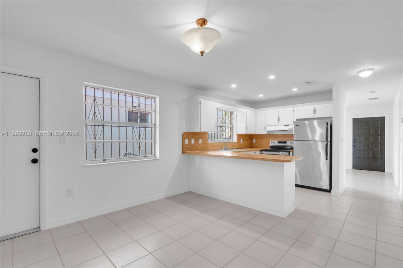 3572 SW 25th St , Miami, FL 33133 Photo