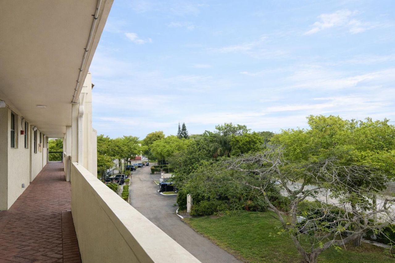 110 Lake Emerald Drive, Unit 405, Oakland Park, FL 33309 Photo