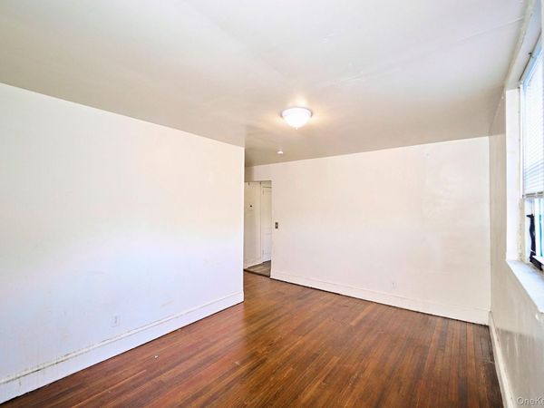 10 Railroad Avenue, Unit 4, Bethpage, NY 11714