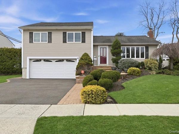 19 Keswick Lane, Plainview, NY 11803