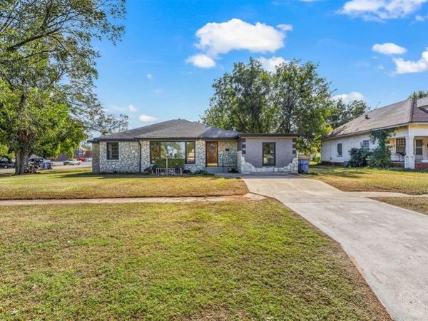 301 W Chickasaw Street, Lindsay, OK 73052