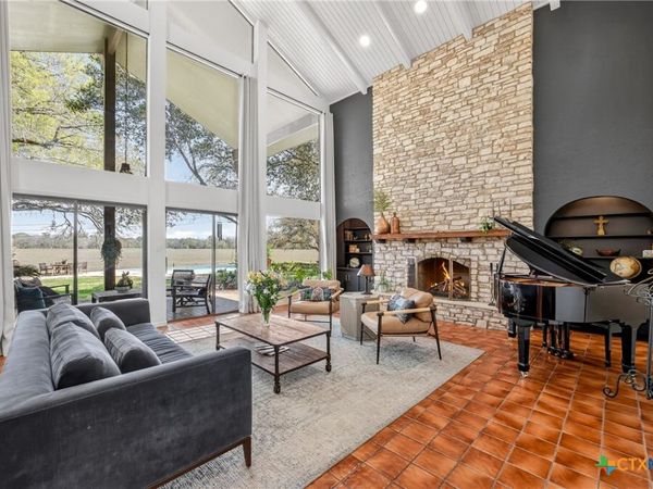 201 S Contour Drive, Gonzales, TX 78629