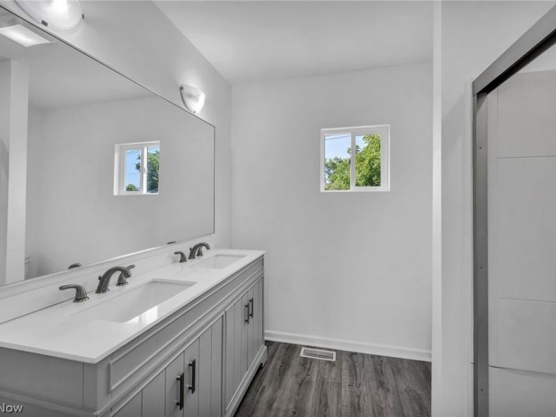 15800 Northwood Avenue , Maple Heights, OH 44137 Photo 18