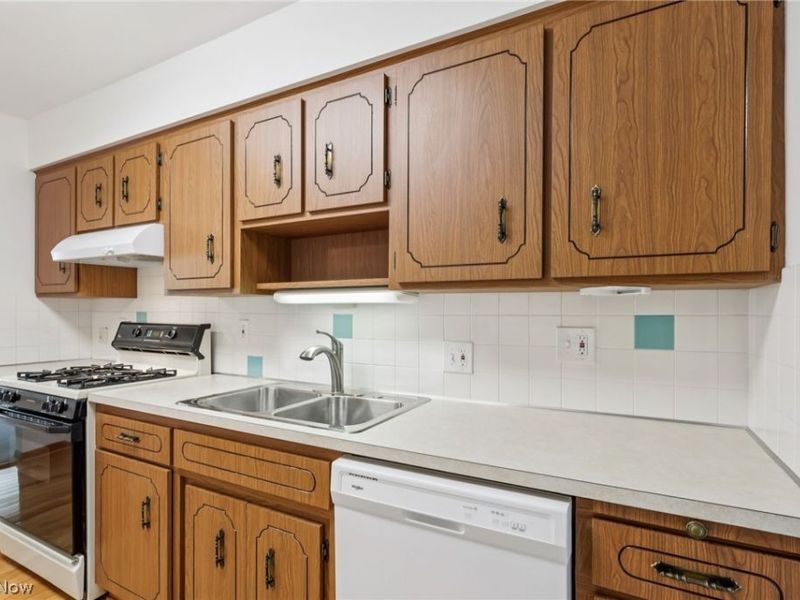 1608 Jacqueline Drive, Parma, OH 44134 Photo 8