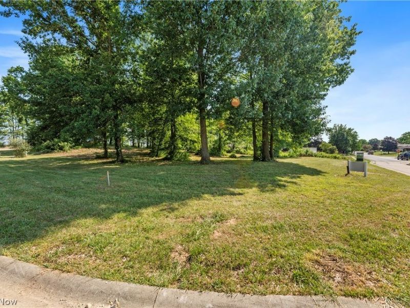 537 E Lakewood Drive, Canal Fulton, OH 44614 Photo 4