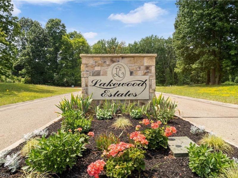 537 E Lakewood Drive, Canal Fulton, OH 44614 Photo 5