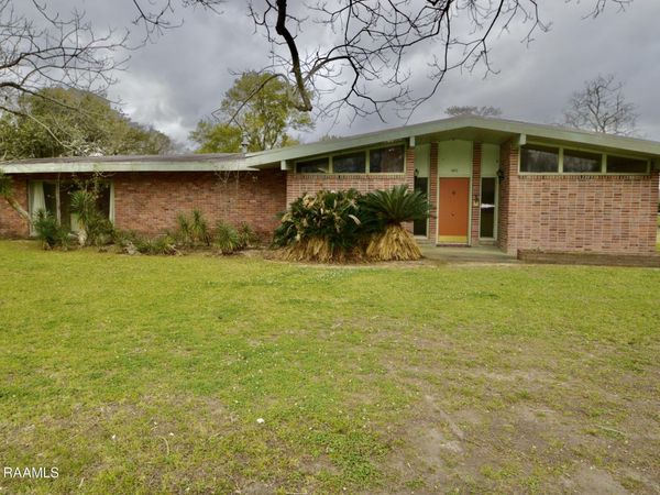 1915 N River Oaks Drive , Abbeville, LA 70510