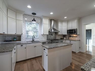 4624 Farnam Street , Omaha, NE 68132