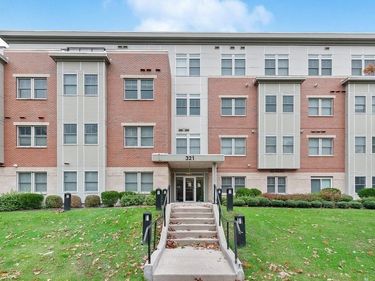 321 Hammond Pond Pkwy, Unit 106, Brookline, MA 02467