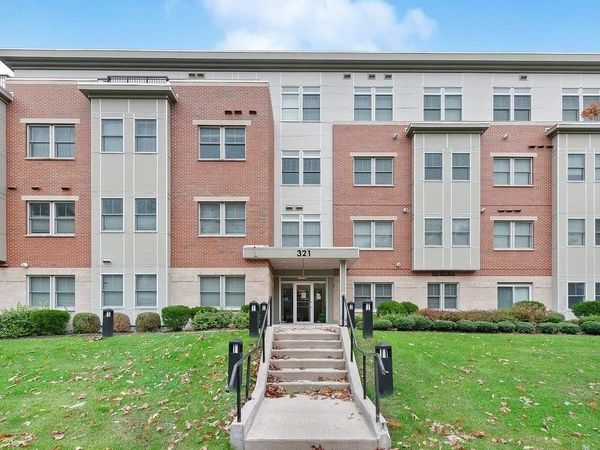 321 Hammond Pond Pkwy, Unit 106, Brookline, MA 02467