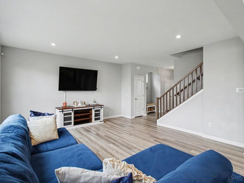 4677 Hampton Pointe Drive, Green Township, OH 45248 Photo 8