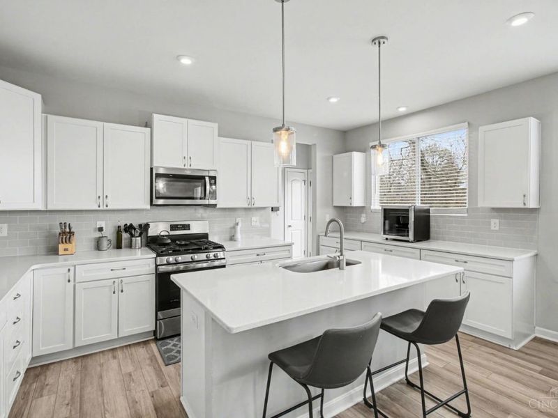 4677 Hampton Pointe Drive, Green Township, OH 45248 Photo 9