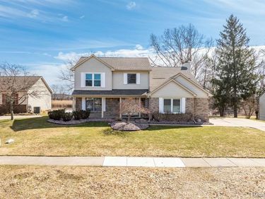 425 Lakes Edge Drive, Oxford Vlg, MI 48371