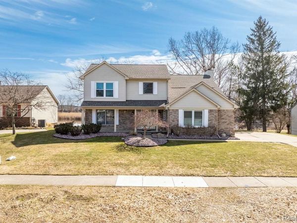 425 Lakes Edge Drive, Oxford Vlg, MI 48371