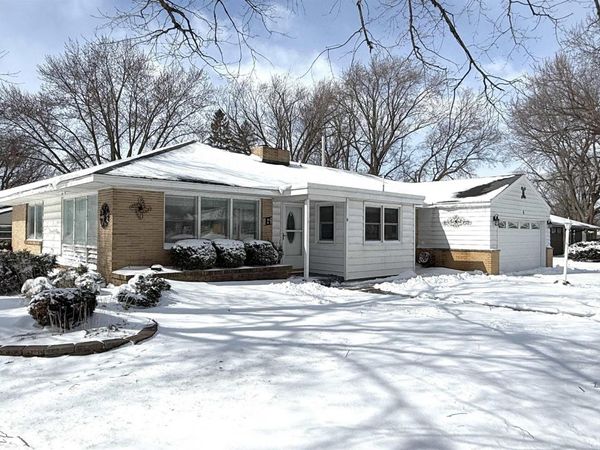 6 Willowbrook Drive, Mason City, IA 50401