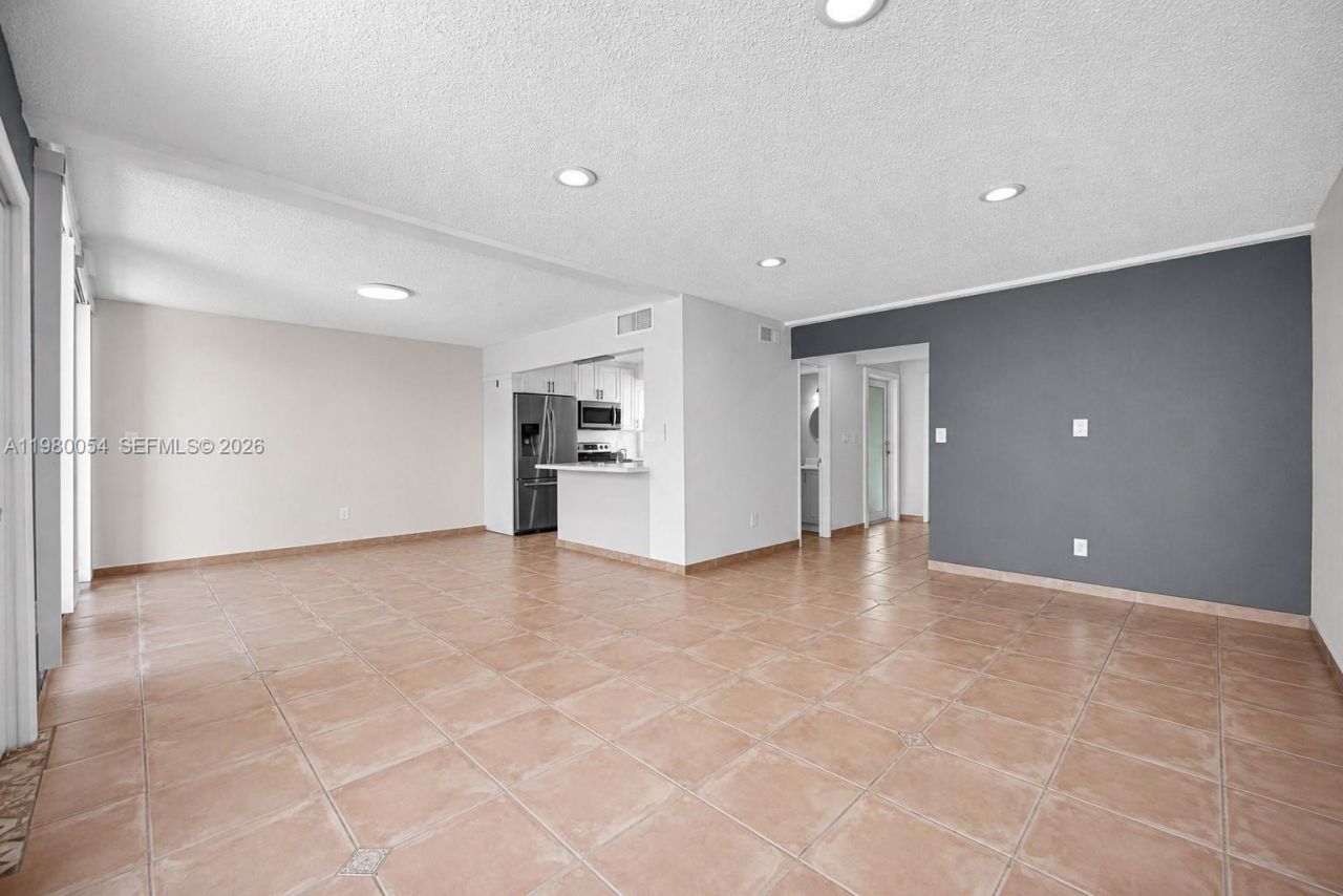 9133 Fontainebleau Blvd, Unit 5, Miami, FL 33172 Photo