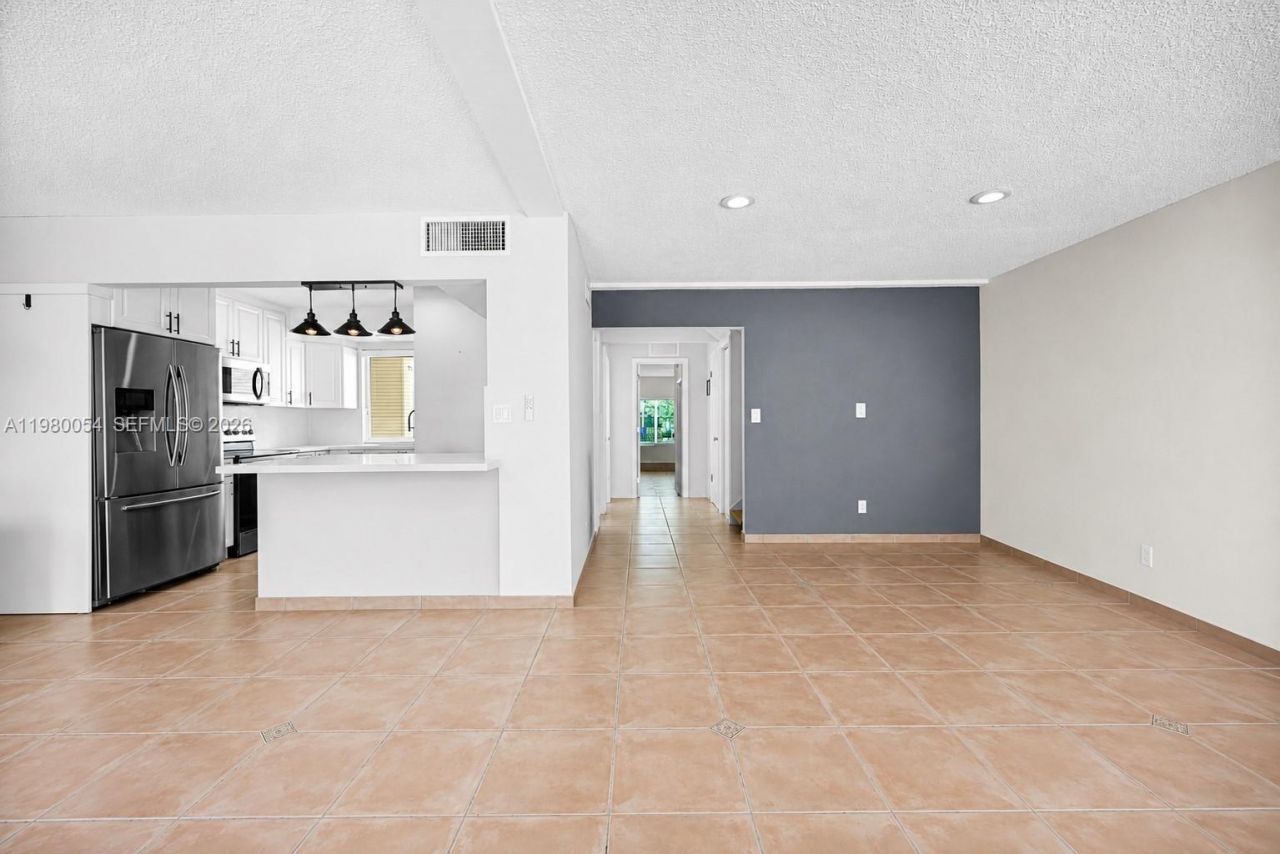 9133 Fontainebleau Blvd, Unit 5, Miami, FL 33172 Photo