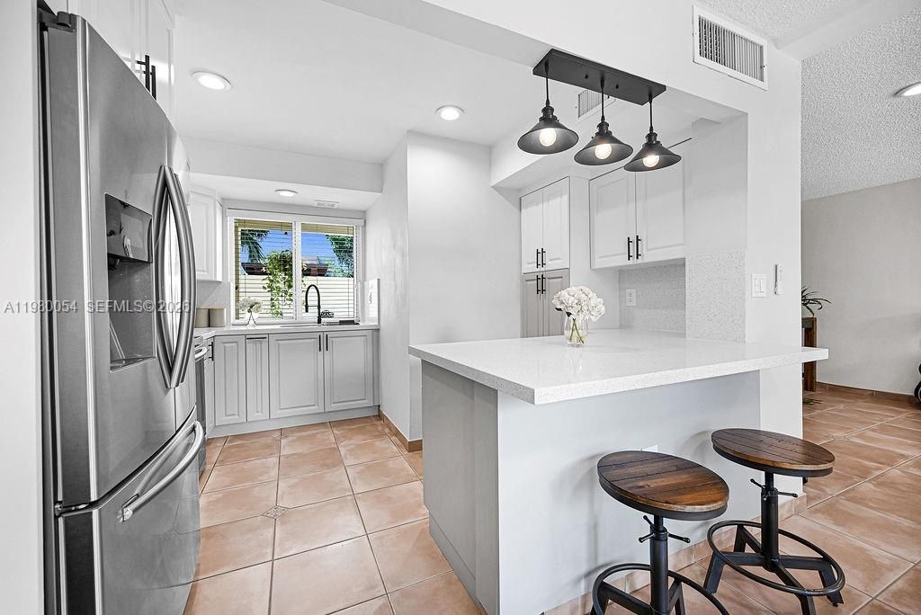 9133 Fontainebleau Blvd , Unit 5, Miami, FL 33172 Photo