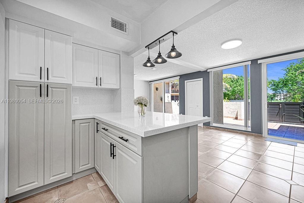 9133 Fontainebleau Blvd , Unit 5, Miami, FL 33172 Photo