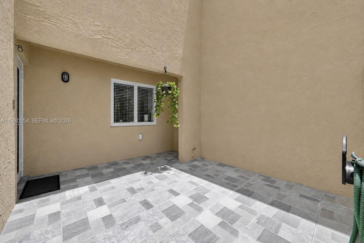 9133 Fontainebleau Blvd, Unit 5, Miami, FL 33172 Photo