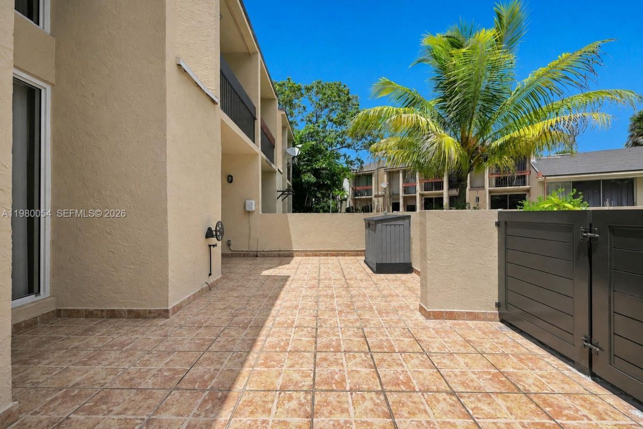 9133 Fontainebleau Blvd, Unit 5, Miami, FL 33172 Photo