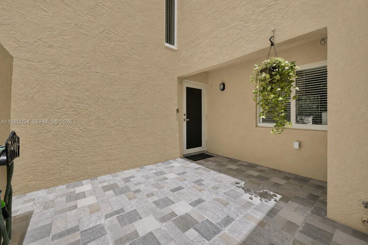 9133 Fontainebleau Blvd, Unit 5, Miami, FL 33172 Photo