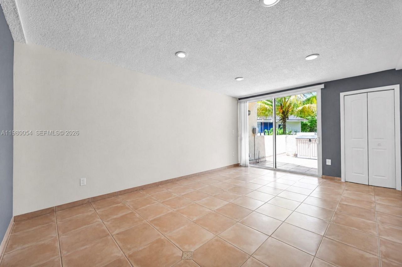9133 Fontainebleau Blvd, Unit 5, Miami, FL 33172 Photo