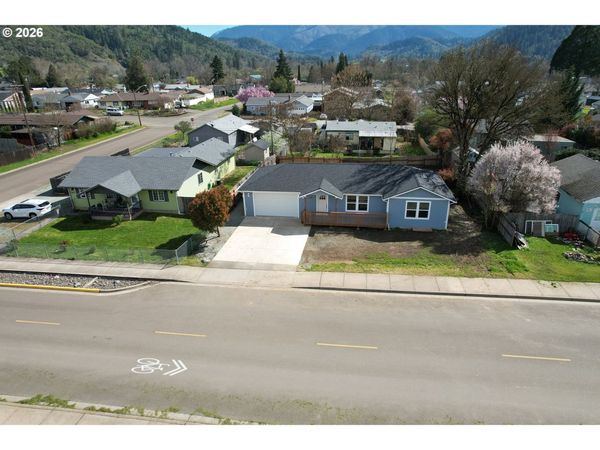 579 E 4TH AVE, Riddle, OR 97469