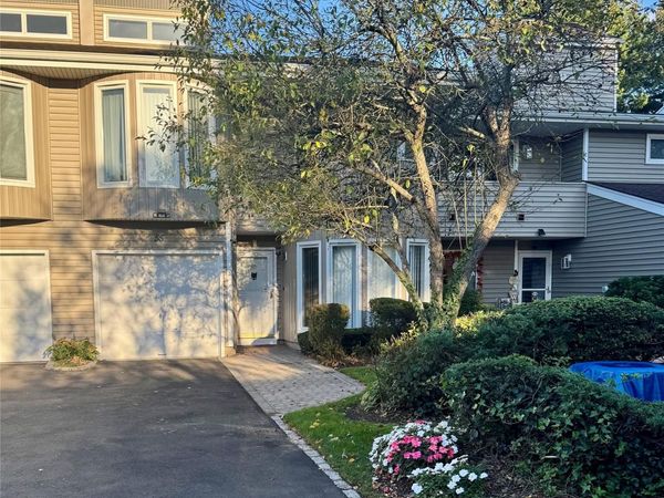 55 Kristin Lane, Hauppauge, NY 11788