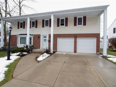 42 Carriage Circle , Williamsville, NY 14221