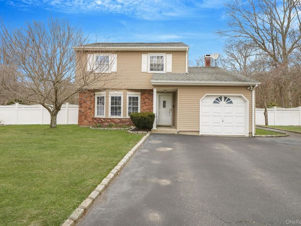 5 Donna Court , Selden, NY 11784