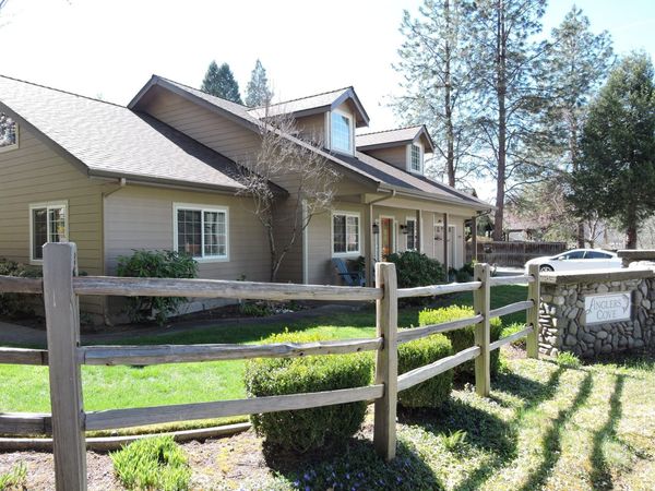 1025 Anglers Place, Shady Cove, OR 97539