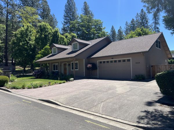 1025 Anglers Place, Shady Cove, OR 97539