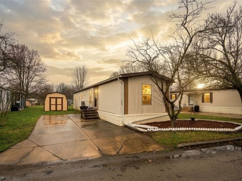 708 Country Pines Drive SW, Warren, OH 44481 Photo 1