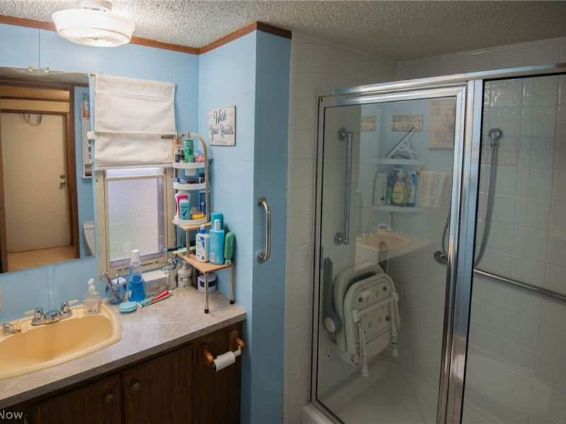 708 Country Pines Drive SW, Warren, OH 44481 Photo 12