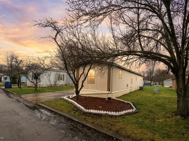 708 Country Pines Drive SW, Warren, OH 44481 Photo 2