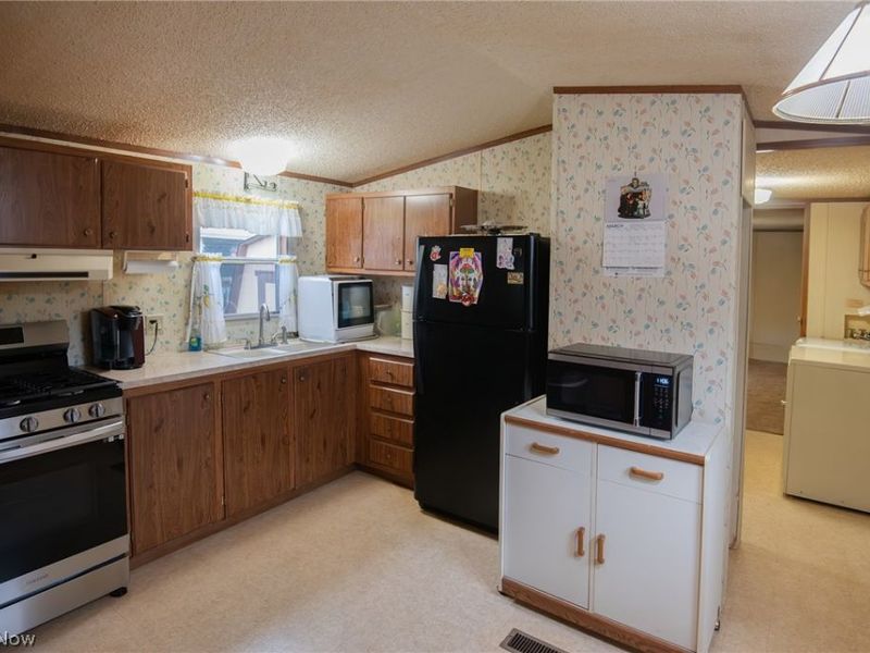 708 Country Pines Drive SW, Warren, OH 44481 Photo 3