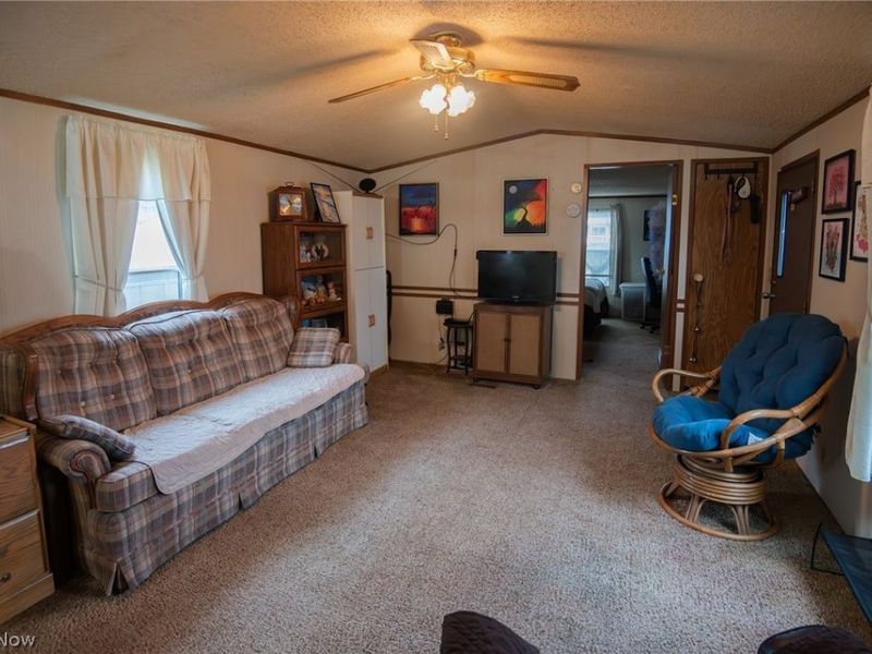 708 Country Pines Drive SW, Warren, OH 44481 Photo 5